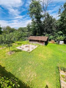 un pavillon dans un champ avec un bâtiment dans l'établissement Charmante maison, 3 chambres et parking, Vienne, à Vienne