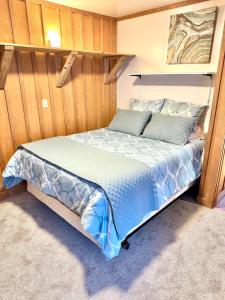 una camera da letto con un letto in una stanza di The Auke Ridge Retreat Cabin - a Short Walk to the Harbor a Mendenhaven