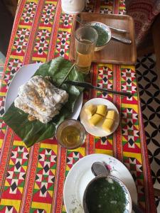 Una mesa con un plato de comida sobre una mesa. en Rosie Homestay Hà Giang, en Ha Giang