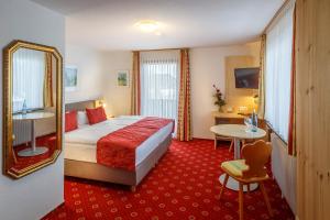 Postel nebo postele na pokoji v ubytování Landhotel Bartlehof