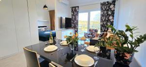 Μια τηλεόραση ή/και κέντρο ψυχαγωγίας στο Apartament Amber View Jantar Resort by TriApart