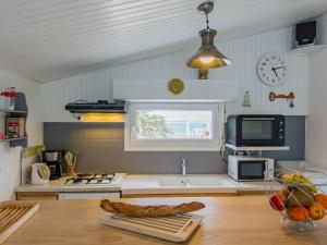 Η κουζίνα ή μικρή κουζίνα στο Holiday Home Kichen ar Mor by Interhome