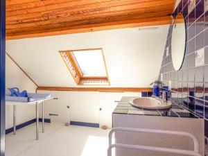 ポールバイユにあるHoliday Home Le Pré Salé by Interhomeのバスルーム(シンク、天窓付)