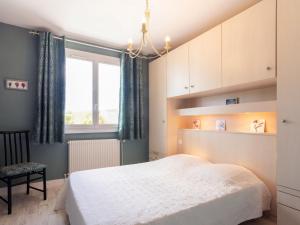 ポールバイユにあるHoliday Home Le Pré Salé by Interhomeの白いベッドと窓のある寝室