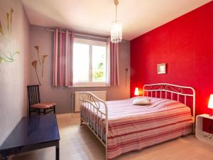 ポールバイユにあるHoliday Home Le Pré Salé by Interhomeのベッドと窓のある赤い寝室
