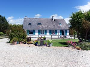 ポールバイユにあるHoliday Home Le Pré Salé by Interhomeの鉢植えの家