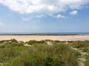 une plage de sable avec l'océan en arrière-plan dans l'établissement Holiday Home La Plage by Interhome, à Surville