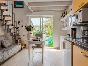 une cuisine avec une table et un canapé dans l'établissement Holiday Home La Plage by Interhome, à Surville