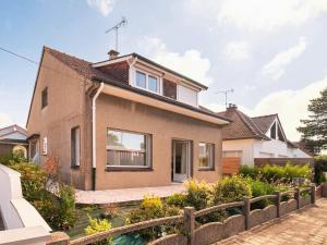 a house with a pond in front of it at Charmante Maison à Quentovic, 3 Chambres - FR-1-821-21 in Le Touquet-Paris-Plage
