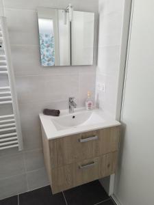Ένα μπάνιο στο Cosy Studio à Le Vigan-en-Quercy, Lot