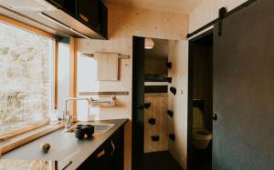 Una pequeña cocina con fregadero y ventana. en Laagen, en Steinsholt
