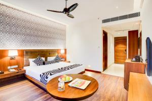 Postel nebo postele na pokoji v ubytování Hotel Caves Plaza Near IGI AIrport Delhi