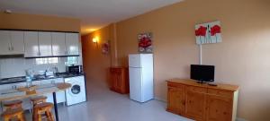 Kuchyň nebo kuchyňský kout v ubytování Serene Apartments Las Casitas Las Puntas El Hierro