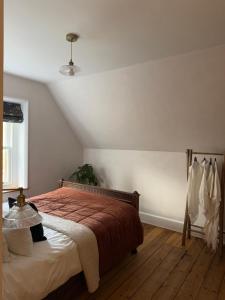 une chambre avec un lit et un plafond dans l'établissement Chapel Cottage- Coastal Somerset Retreat, à Williton