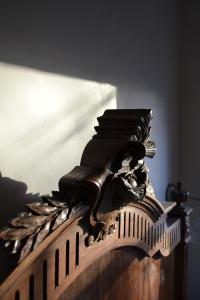 une sculpture de cheval sur un peigne dans l'établissement Chapel Cottage- Coastal Somerset Retreat, à Williton