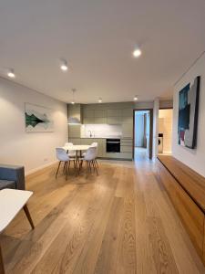 Una cocina y una sala de estar con mesa y sillas. en Modern apartment to relax and work, en Vilna