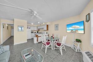Kuchyň nebo kuchyňský kout v ubytování Emerald Skye 43 Breezy Gulf Views Coastal Charm