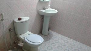 een badkamer met toilet en wastafel bij Rajawasala rooms resport & spa in Hambantota