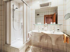 Un baño con lavabo y ducha en Apartment Tuenta by Interhome, en Dienten am Hochkönig