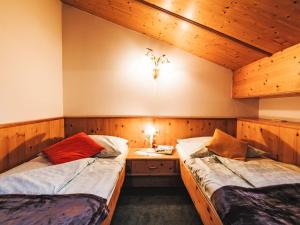 Habitación con 2 camas y escritorio. en Apartment Tuenta by Interhome, en Dienten am Hochkönig