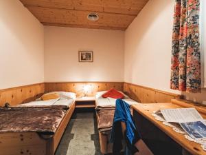 una habitación con dos camas y una mesa en Apartment Tuenta by Interhome, en Dienten am Hochkönig 4 fotos más
