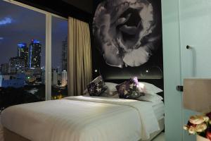 1 dormitorio con 1 cama grande y ventana grande en Le Apple Boutique Hotel Bukit Bintang, en Kuala Lumpur