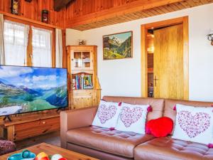 Μια τηλεόραση ή/και κέντρο ψυχαγωγίας στο Chalet Panorama des Cimes by Interhome