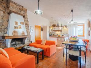 Ruang duduk di Apartment Li Feruli by Interhome