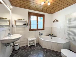 Ένα μπάνιο στο Apartment Kleine Auszeit by Interhome