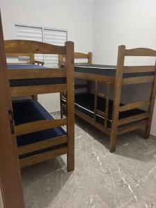une paire de lits superposés avec une chaise dans une pièce dans l'établissement Casa Raio de Luz, à Itanhaém 6 autres photos