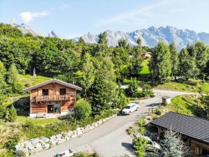 uma casa nas montanhas com um carro estacionado na entrada em Chalet Dendron by Interhome em Ovronnaz