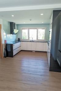 Η κουζίνα ή μικρή κουζίνα στο Holiday Home Quinta d'Azenha by Interhome