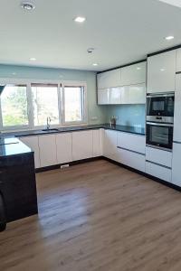 Η κουζίνα ή μικρή κουζίνα στο Holiday Home Quinta d'Azenha by Interhome