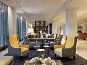 奥克兰Pullman Auckland Hotel & Apartments的带沙发和桌椅的客厅