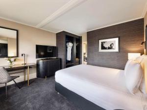Pullman Auckland Hotel & Apartments的电视和/或娱乐中心