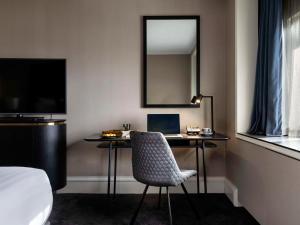 Pullman Auckland Hotel & Apartments的电视和/或娱乐中心