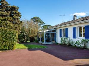 ein Haus mit einer großen Glastür in einem Hof in der Unterkunft Holiday Home La Bruyère by Interhome in La Bernerie-en-Retz