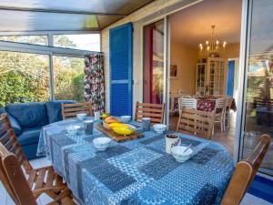 ein Tisch mit einer blauen Tischdecke auf einer Terrasse in der Unterkunft Holiday Home La Bruyère by Interhome in La Bernerie-en-Retz