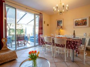 ein Esszimmer mit Tisch und Stühlen in der Unterkunft Holiday Home La Bruyère by Interhome in La Bernerie-en-Retz + 10 Fotos