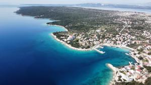 an aerial view of a small island in the ocean at apartman MLIN 4 in Lun