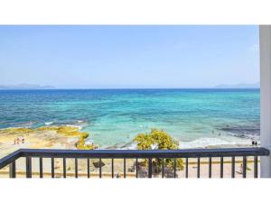 uitzicht op de oceaan vanaf een balkon bij Apartment Boston by Interhome in Can Picafort