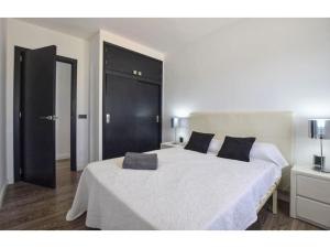 een slaapkamer met een groot bed met twee kussens erop bij Apartment Boston by Interhome in Can Picafort