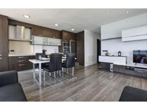 een keuken en woonkamer met een tafel en stoelen bij Apartment Boston by Interhome in Can Picafort