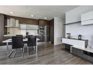 een keuken met een tafel en zwarte stoelen bij Apartment Boston by Interhome in Can Picafort +17 foto's