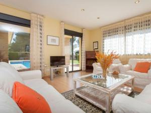 ein Wohnzimmer mit weißen Sofas und einem Glastisch in der Unterkunft Villa Marea by Interhome in L'Ametlla de Mar