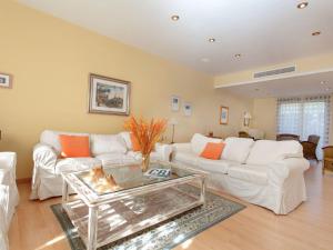 ein Wohnzimmer mit zwei weißen Sofas und einem Tisch in der Unterkunft Villa Marea by Interhome in L'Ametlla de Mar
