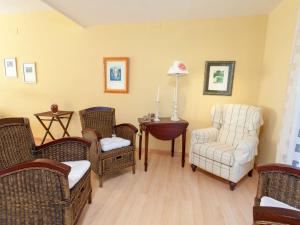ein Wohnzimmer mit Stühlen, einem Tisch und einer Lampe in der Unterkunft Villa Marea by Interhome in L'Ametlla de Mar + 23 Fotos