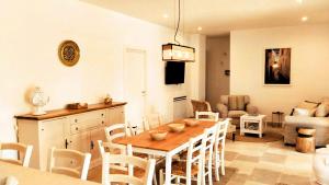 a kitchen and living room with a table and chairs at Villa Pupetta Ostuni 4 bedrooms 4 bathrooms - swimming pool in Ostuni