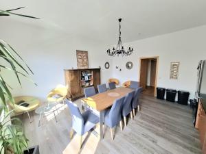 勒伯尔Haltestelle - Private Zimmervermietung Röbel Müritz的一间带桌子和蓝色椅子的用餐室