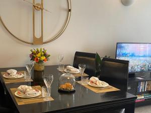 Lombok Apartment near Old Street,Islington,Angel的电视和/或娱乐中心